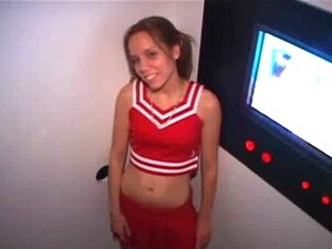 Lizz Tayler lässt sich im Cheerleader Outfit lecken und ficken
