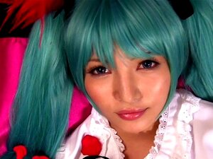 Japanische Cosplayerin in geilem Kostüm gefickt