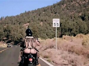 Katrina Jade drückt. Radfahrer-Schlampe mit Desert Dick Down