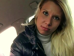 Blonde Taxifahrerin verführt das blonde Girl am Rückstiz