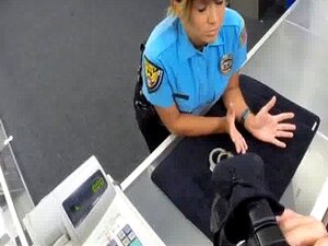 Nutte lässt sich Mund und Arsch von einem Polizisten ficken
